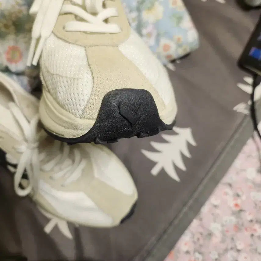 [BUNJANG] MLB New York Yankees Ivory Sneakers (260) / MLB 뉴욕 양키스 운동화 스니커즈 아이보리260