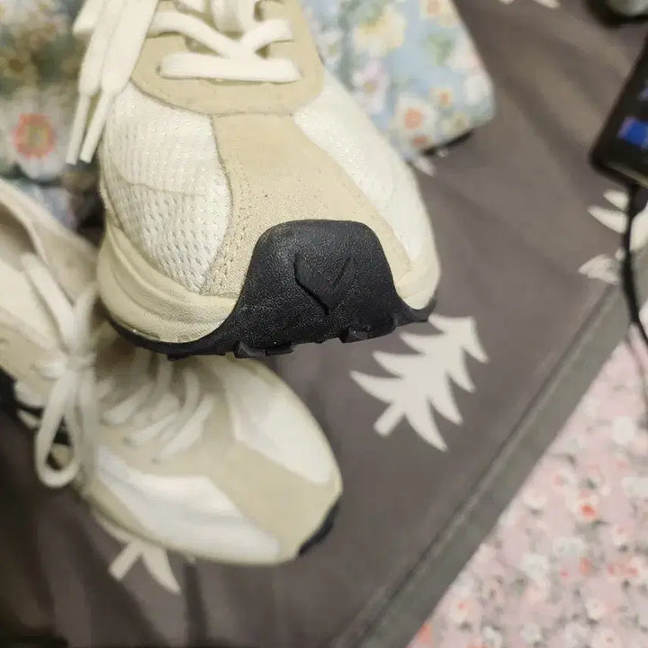 [BUNJANG] MLB New York Yankees Ivory Sneakers (260) / MLB 뉴욕 양키스 운동화 스니커즈 아이보리260