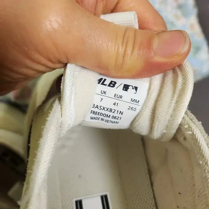 [BUNJANG] MLB New York Yankees Ivory Sneakers (260) / MLB 뉴욕 양키스 운동화 스니커즈 아이보리260
