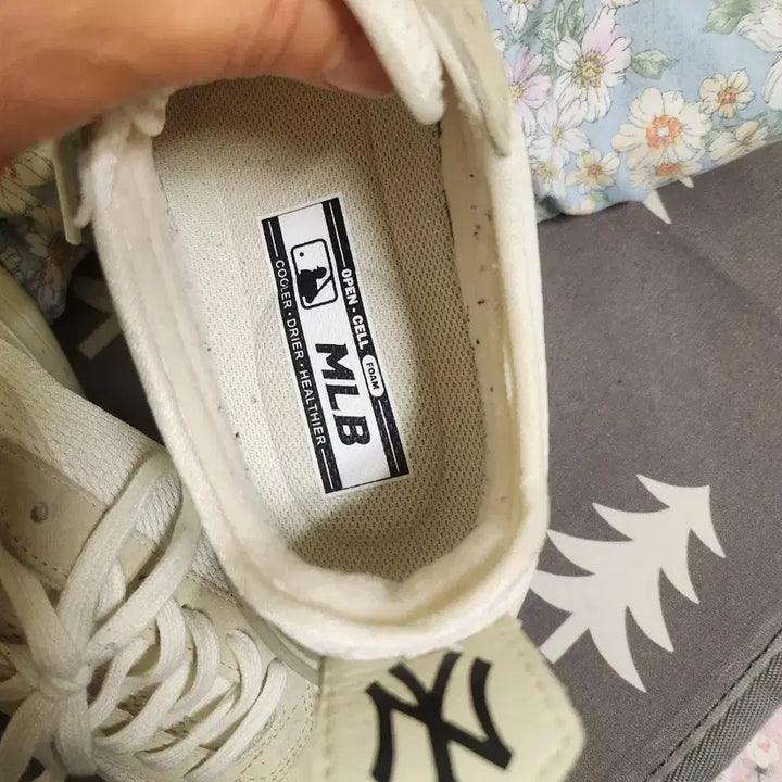 [BUNJANG] MLB New York Yankees Ivory Sneakers (260) / MLB 뉴욕 양키스 운동화 스니커즈 아이보리260