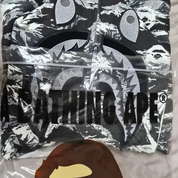 [BUNJANG] BAPE Shark Hoodie Camo Pattern Oversized Fit / (새상품)베이프 샤크 후드집업 Parm tree camo 오버핏