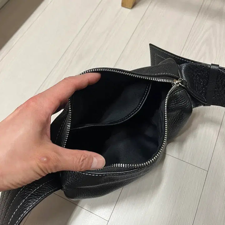 [BUNJANG] Juvine Leather Small Buckle Bag (Black) / (땡처리)쥬바인 레더 스몰 버클백(블랙)