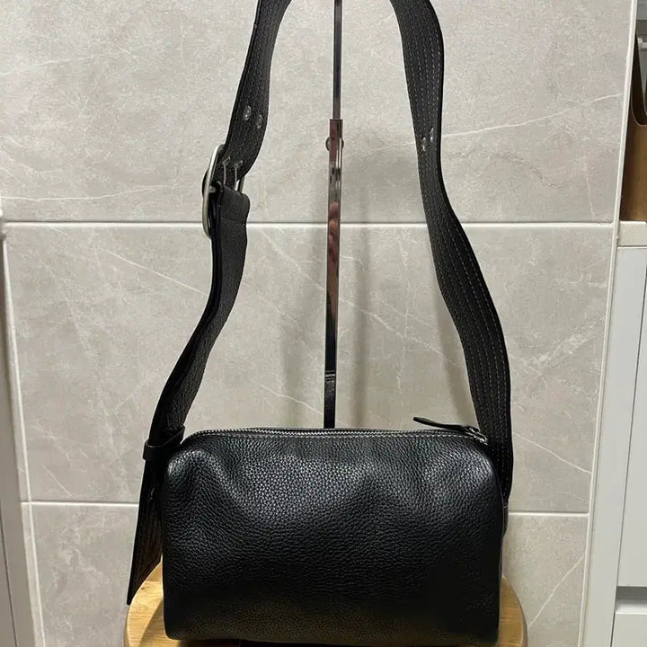 [BUNJANG] Juvine Leather Small Buckle Bag (Black) / (땡처리)쥬바인 레더 스몰 버클백(블랙)