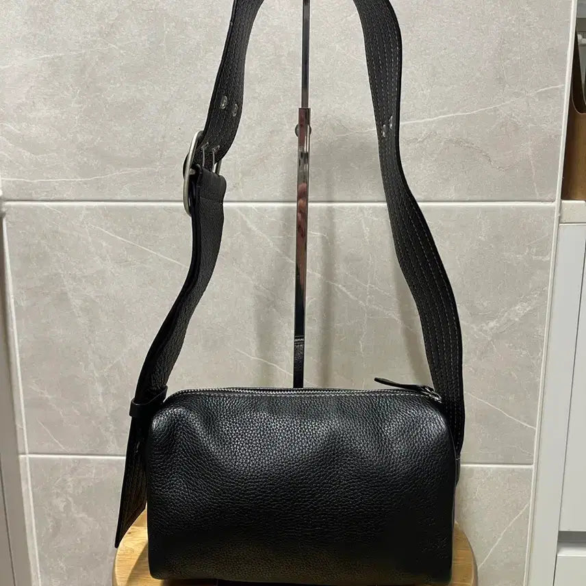 [BUNJANG] Juvine Leather Small Buckle Bag (Black) / (땡처리)쥬바인 레더 스몰 버클백(블랙)