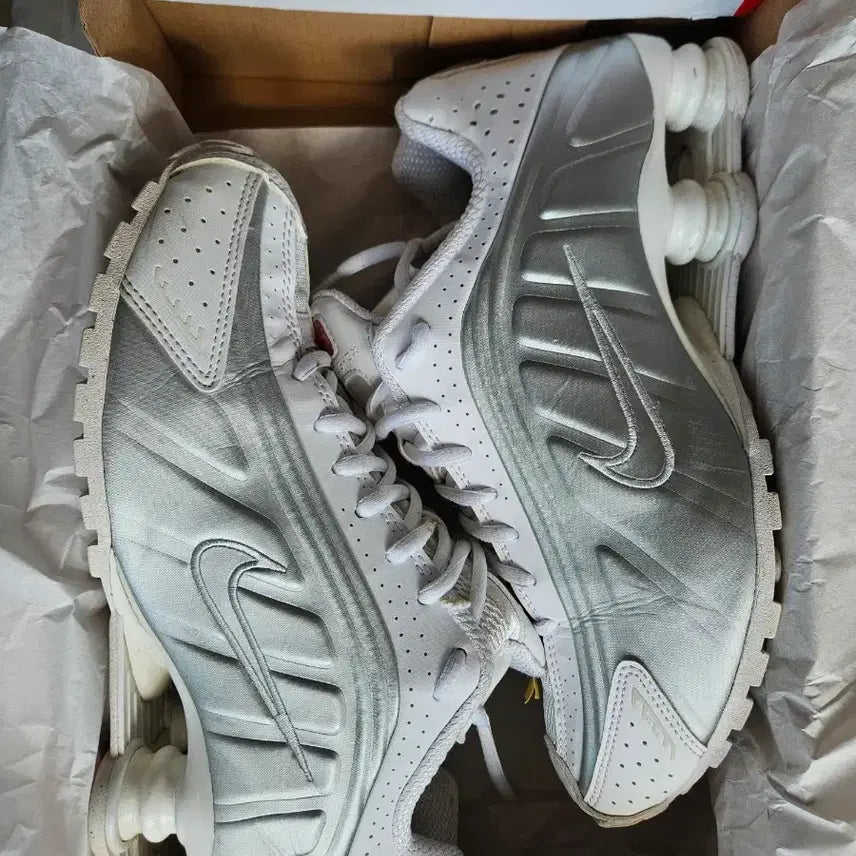[BUNJANG] Nike Shox R4 White Metallic Silver Sneakers / 나이키 샥스 R4 화이트 메탈릭실버 240