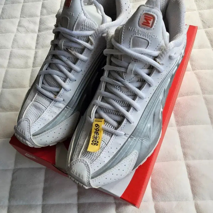 [BUNJANG] Nike Shox R4 White Metallic Silver Sneakers / 나이키 샥스 R4 화이트 메탈릭실버 240