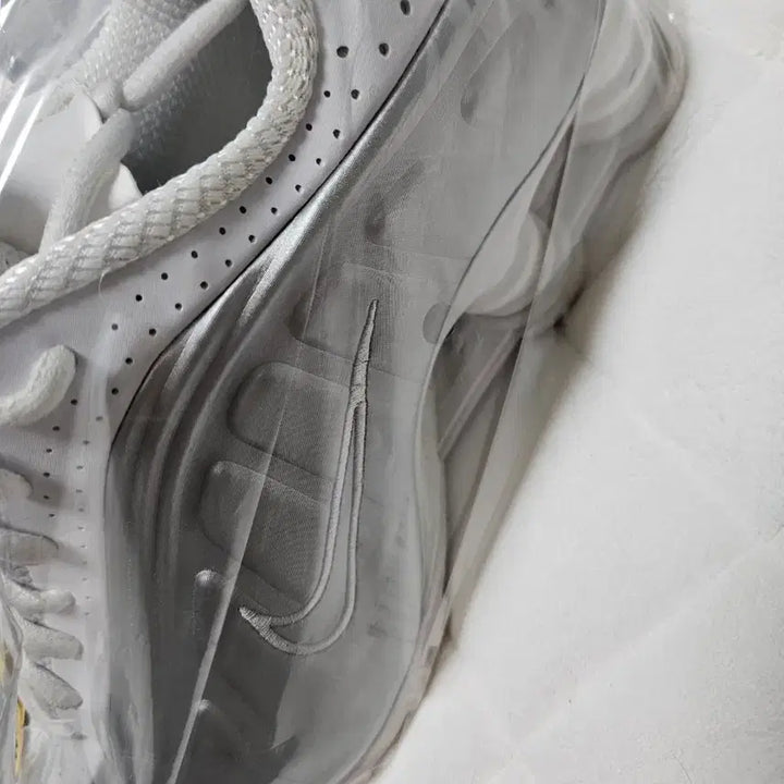 [BUNJANG] Nike Shox R4 White Metallic Silver Sneakers / 나이키 샥스 R4 화이트 메탈릭실버 240