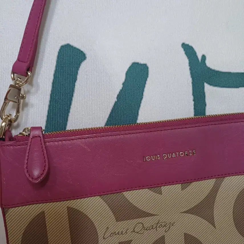 [BUNJANG] Louis Quatorze Pink Crossbody Bag / 루이까또즈 핑크 크로스백