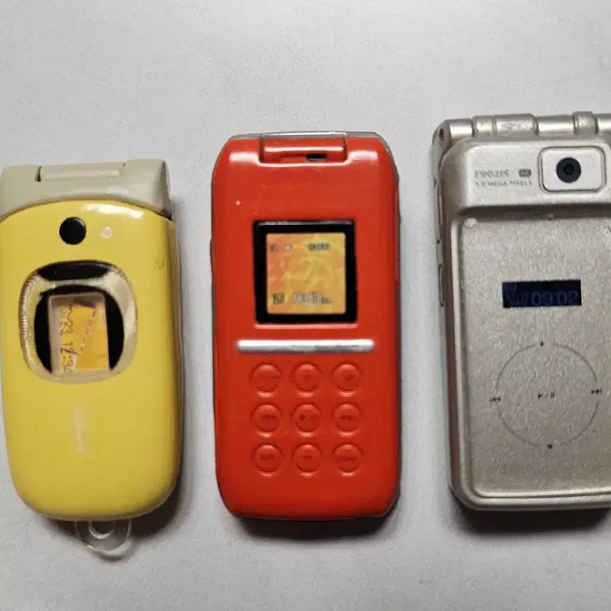 [BUNJANG] Miniature Flip Phone - Champagne Gold / 휴대폰 미니어쳐 - 샴페인 골드 플립폰