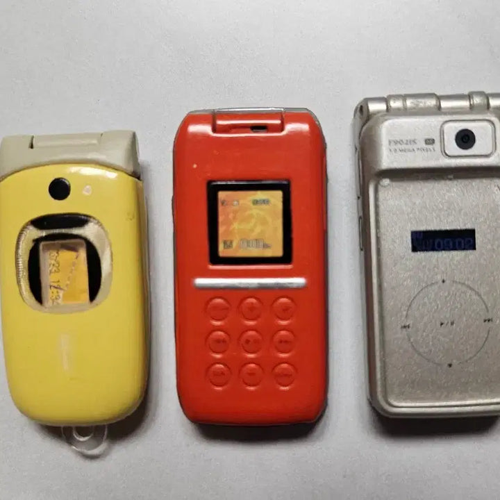 [BUNJANG] Miniature Flip Phone - Champagne Gold / 휴대폰 미니어쳐 - 샴페인 골드 플립폰