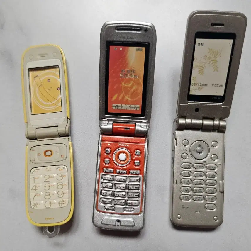 [BUNJANG] Miniature Flip Phone - Champagne Gold / 휴대폰 미니어쳐 - 샴페인 골드 플립폰