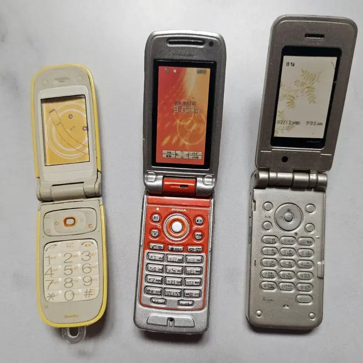 [BUNJANG] Miniature Flip Phone - Champagne Gold / 휴대폰 미니어쳐 - 샴페인 골드 플립폰