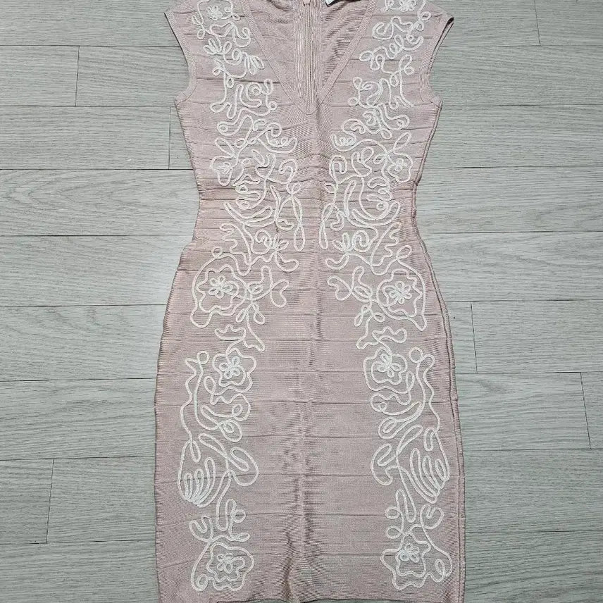 [BUNJANG] GLAMOROUS Indian Pink Embroidered Bandage Knit Dress / GLAMOROUS by andy 인디언핑크 자수 패턴 밴디지 니트 원피스