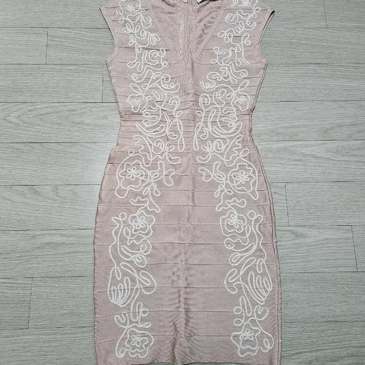 [BUNJANG] GLAMOROUS Indian Pink Embroidered Bandage Knit Dress / GLAMOROUS by andy 인디언핑크 자수 패턴 밴디지 니트 원피스