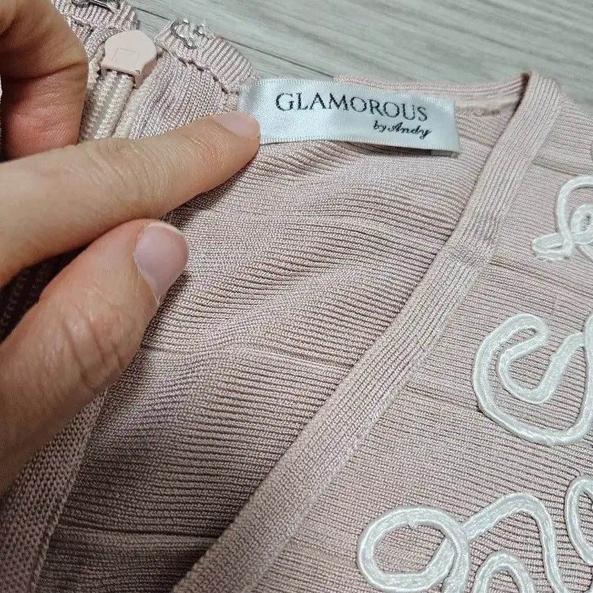 [BUNJANG] GLAMOROUS Indian Pink Embroidered Bandage Knit Dress / GLAMOROUS by andy 인디언핑크 자수 패턴 밴디지 니트 원피스