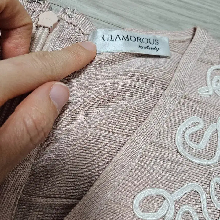[BUNJANG] GLAMOROUS Indian Pink Embroidered Bandage Knit Dress / GLAMOROUS by andy 인디언핑크 자수 패턴 밴디지 니트 원피스