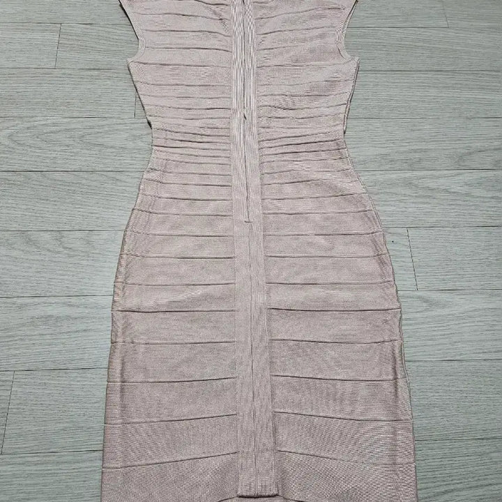 [BUNJANG] GLAMOROUS Indian Pink Embroidered Bandage Knit Dress / GLAMOROUS by andy 인디언핑크 자수 패턴 밴디지 니트 원피스