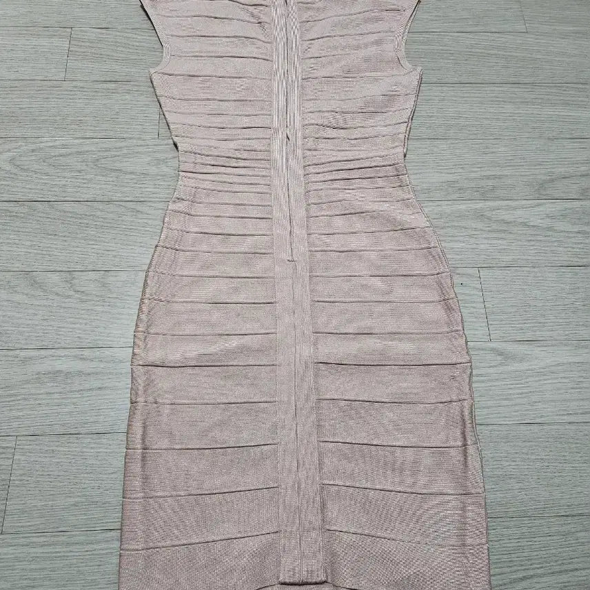 [BUNJANG] GLAMOROUS Indian Pink Embroidered Bandage Knit Dress / GLAMOROUS by andy 인디언핑크 자수 패턴 밴디지 니트 원피스