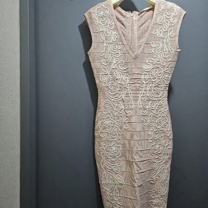 [BUNJANG] GLAMOROUS Indian Pink Embroidered Bandage Knit Dress / GLAMOROUS by andy 인디언핑크 자수 패턴 밴디지 니트 원피스