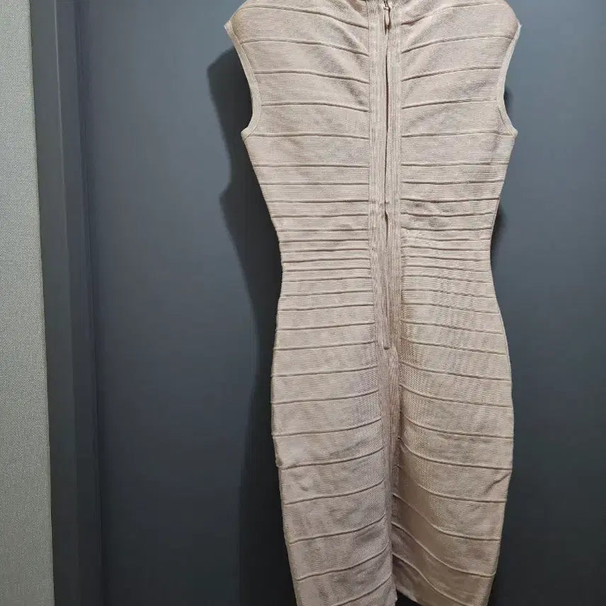 [BUNJANG] GLAMOROUS Indian Pink Embroidered Bandage Knit Dress / GLAMOROUS by andy 인디언핑크 자수 패턴 밴디지 니트 원피스