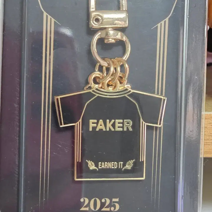 [BUNJANG] T1 Faker Worlds Championship Commemorative 6-Star Uniform Keyring / T1 티원 25월즈 우승기념 6성 유니폼 프리오더 페이커 키링