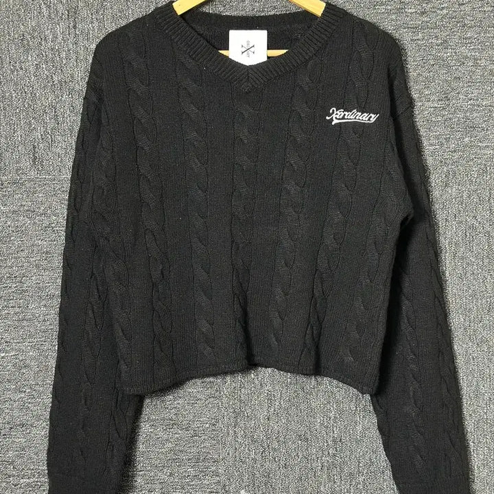 [BUNJANG] XOrdinary Cable Knit Crop Sweater / 엑스오디너리 꽈배기 크롭 니트 블랙