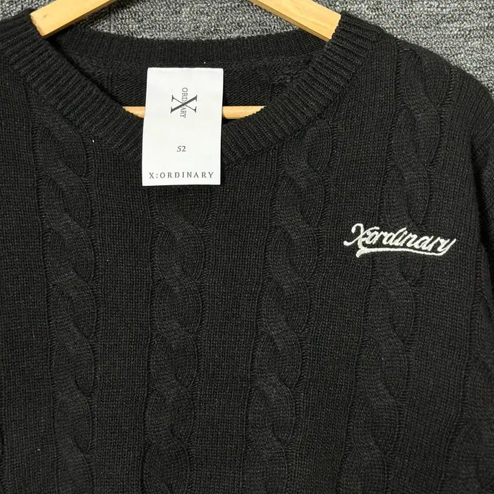 [BUNJANG] XOrdinary Cable Knit Crop Sweater / 엑스오디너리 꽈배기 크롭 니트 블랙