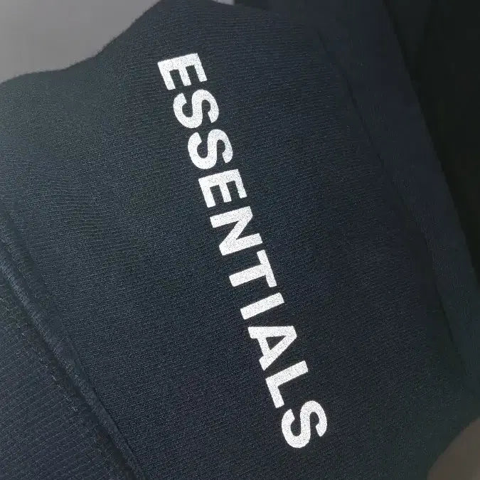 [BUNJANG] Essential Black Hoodie with Stain / 에센셜 블랙 후드티 얼룩스팟 뒷면있음 하자로저렴 반사판있음