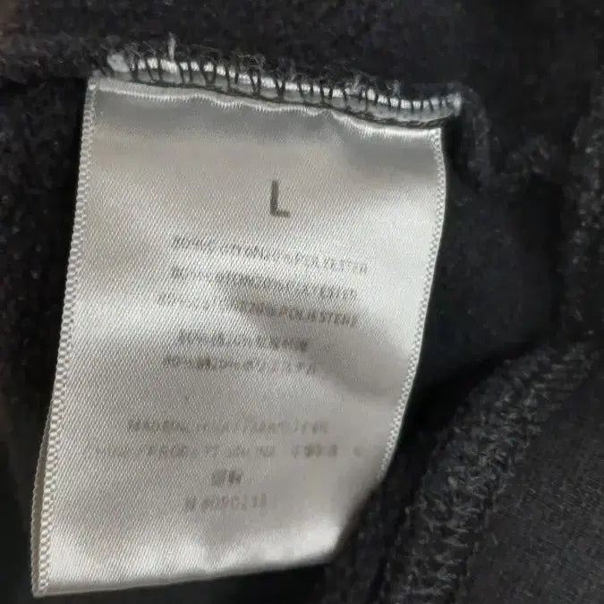 [BUNJANG] Essential Black Hoodie with Stain / 에센셜 블랙 후드티 얼룩스팟 뒷면있음 하자로저렴 반사판있음