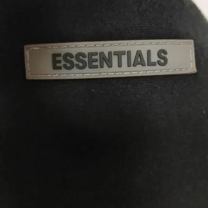 [BUNJANG] Essential Black Hoodie with Stain / 에센셜 블랙 후드티 얼룩스팟 뒷면있음 하자로저렴 반사판있음