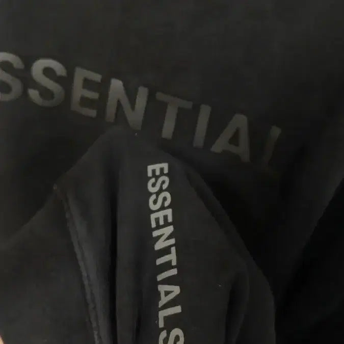 [BUNJANG] Essential Black Hoodie with Stain / 에센셜 블랙 후드티 얼룩스팟 뒷면있음 하자로저렴 반사판있음
