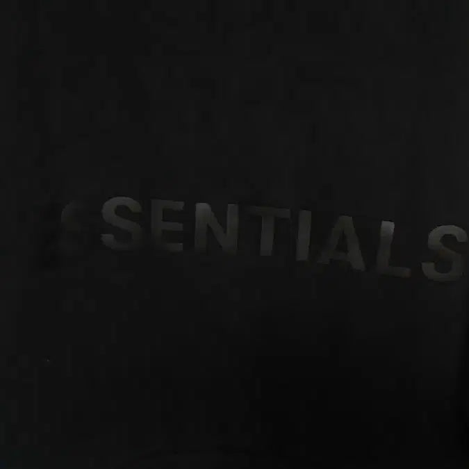 [BUNJANG] Essential Black Hoodie with Stain / 에센셜 블랙 후드티 얼룩스팟 뒷면있음 하자로저렴 반사판있음