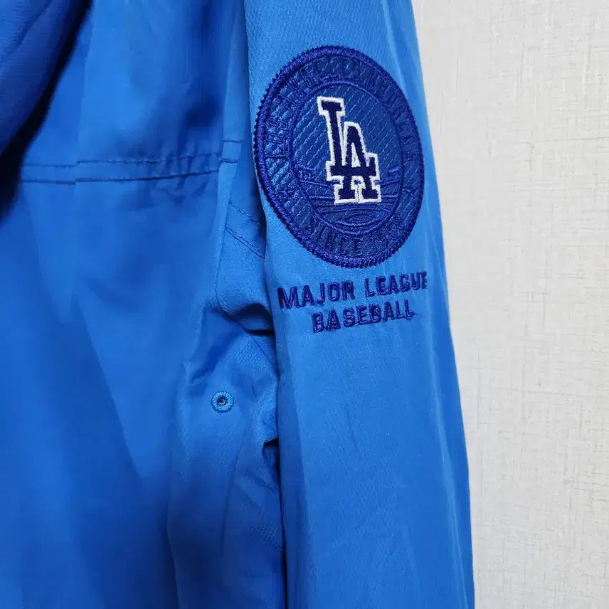 [BUNJANG] MLB LA Dodgers Hooded Windbreaker Jacket (Size 100) / MLB LA 다저스 후드 바람막이 100