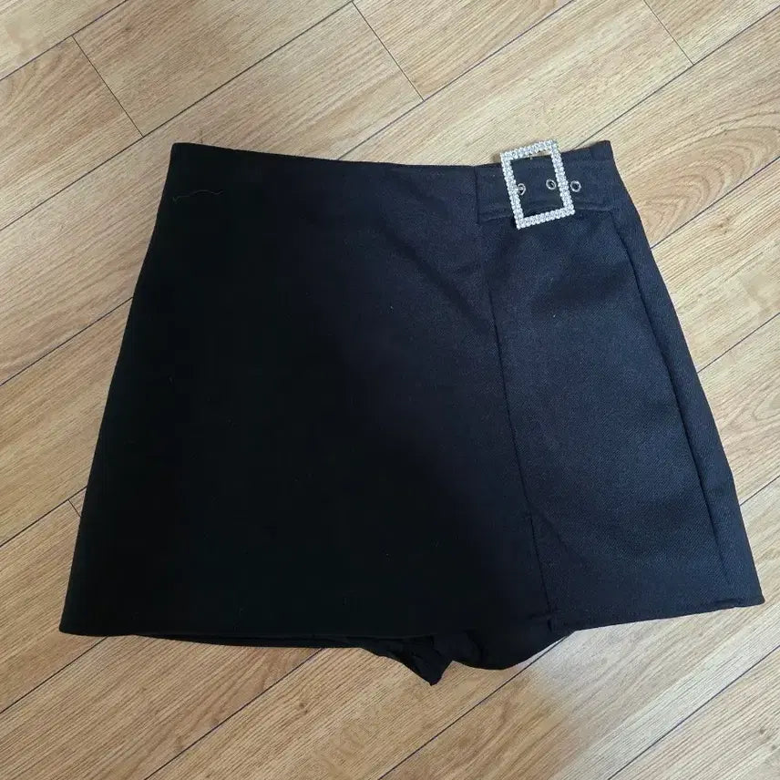[SOLD OUT] 수입의류 미드나잇쇼룸 큐빅 버클 치마바지 S