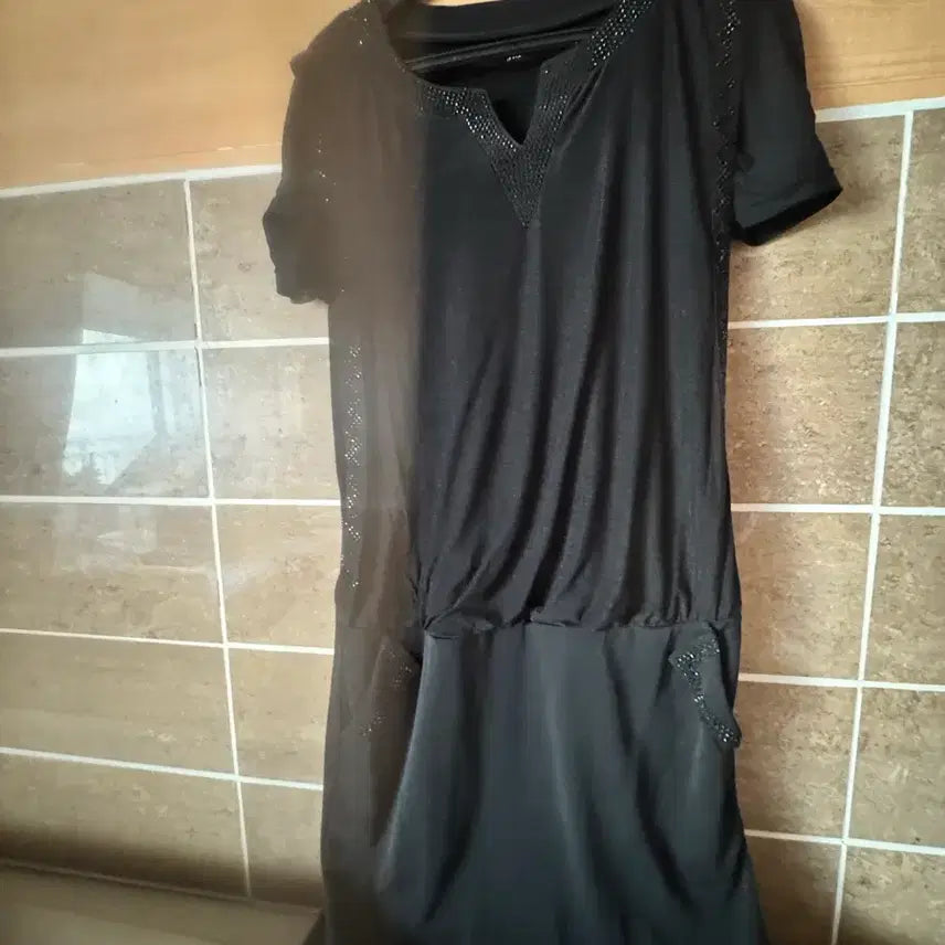 [BUNJANG] Black Short-Sleeve Mini Dress with Bead Embellishment / 블랙 반팔 미니 원피스