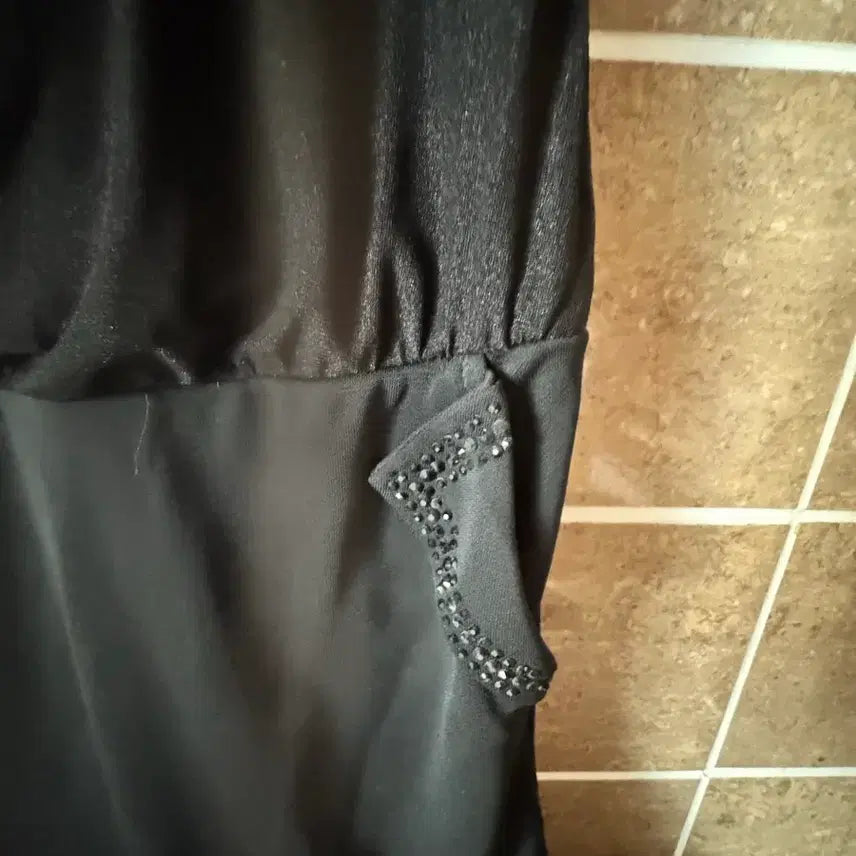 [BUNJANG] Black Short-Sleeve Mini Dress with Bead Embellishment / 블랙 반팔 미니 원피스