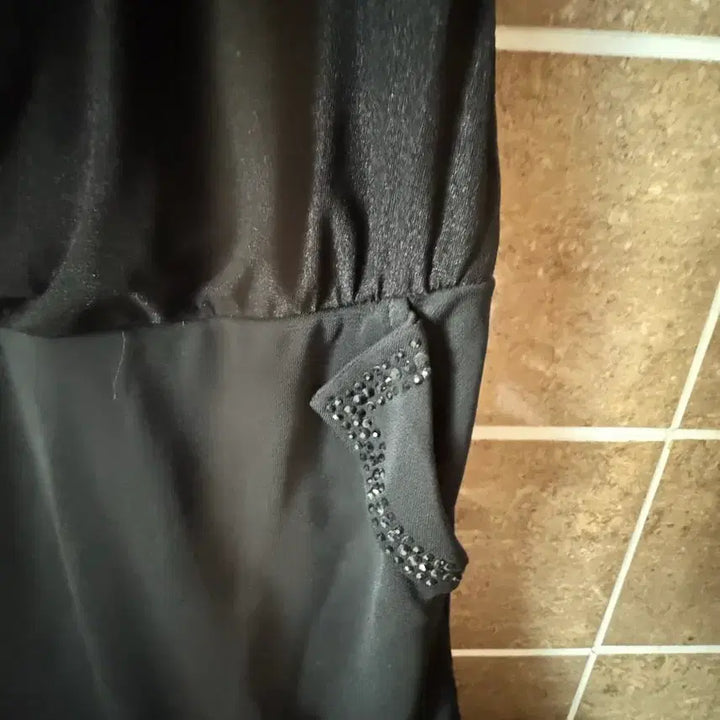 [BUNJANG] Black Short-Sleeve Mini Dress with Bead Embellishment / 블랙 반팔 미니 원피스