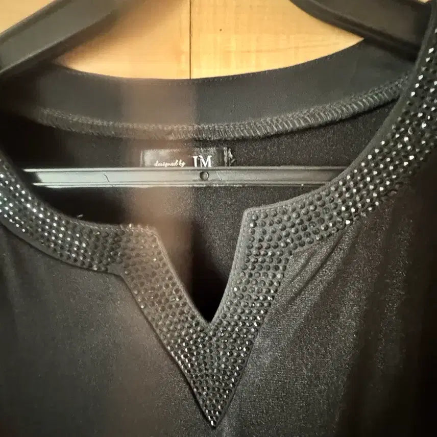 [BUNJANG] Black Short-Sleeve Mini Dress with Bead Embellishment / 블랙 반팔 미니 원피스