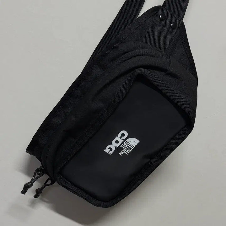 [SOLD OUT] CDG x 노스페이스 콜라보 힙 크로스 팩 판매 블랙 원사이즈