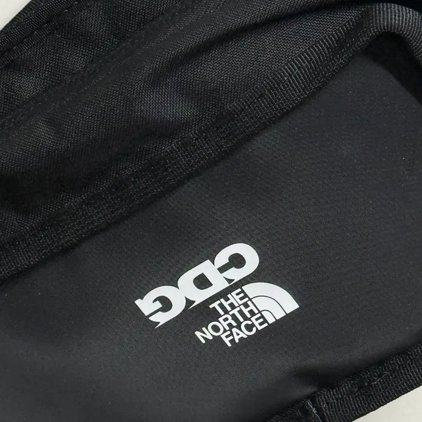 [SOLD OUT] CDG x 노스페이스 콜라보 힙 크로스 팩 판매 블랙 원사이즈