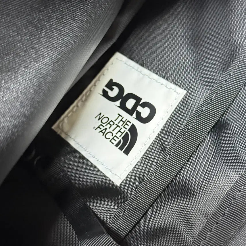 [SOLD OUT] CDG x 노스페이스 콜라보 힙 크로스 팩 판매 블랙 원사이즈