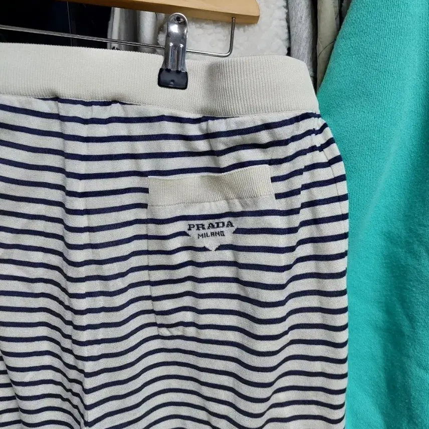 [BUNJANG] Prada Silk Navy White Stripe Shorts / 프라다 실크 네이비화이트 스트라이프 쇼츠 50 백화점판