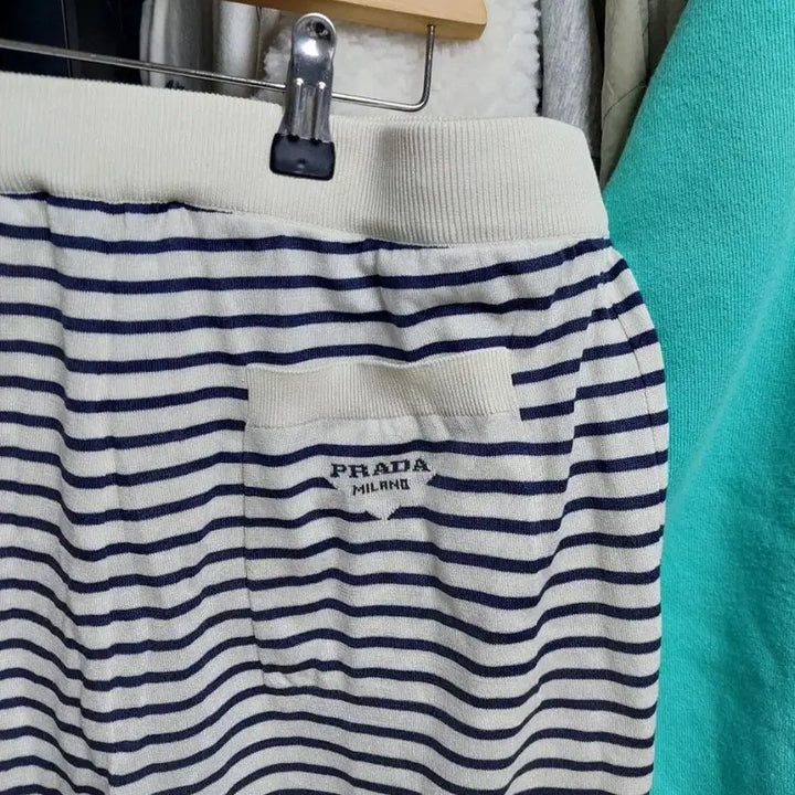 [BUNJANG] Prada Silk Navy White Stripe Shorts / 프라다 실크 네이비화이트 스트라이프 쇼츠 50 백화점판