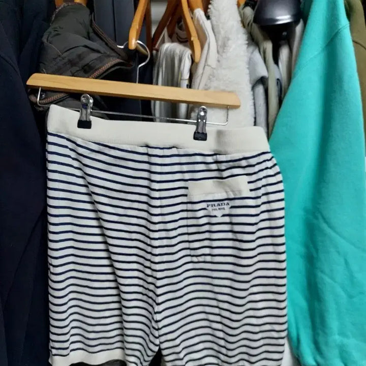 [BUNJANG] Prada Silk Navy White Stripe Shorts / 프라다 실크 네이비화이트 스트라이프 쇼츠 50 백화점판