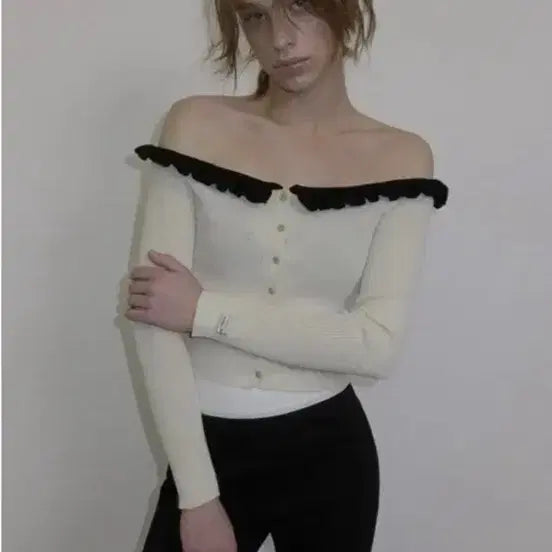 [BUNJANG] Overdue Flare Off-Shoulder Cardigan / 오버듀플레어 오프숄더 가디건