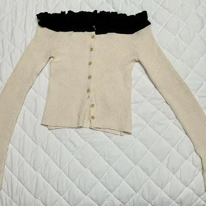 [BUNJANG] Overdue Flare Off-Shoulder Cardigan / 오버듀플레어 오프숄더 가디건