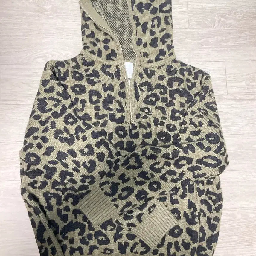 [BUNJANG] Leopard Hooded Knit Khaki / 레오파드 후드 니트 카키