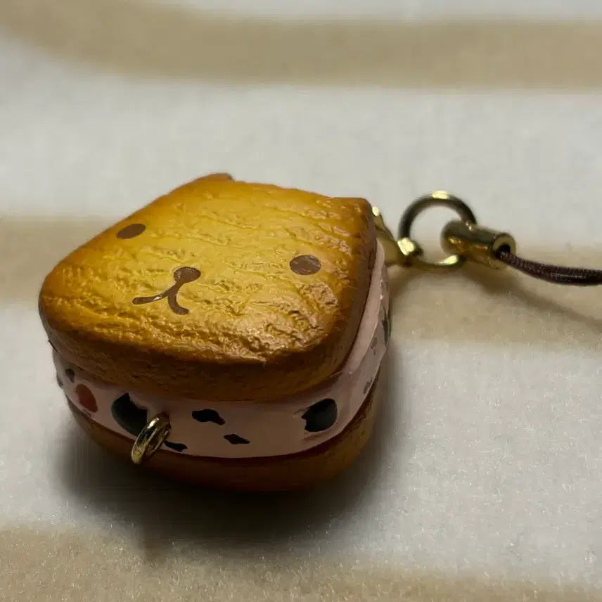 [BUNJANG] Capybara Strawberry Dessert Cookie Keyring / 고전 카피바라상 딸기 디저트 쿠키 키링