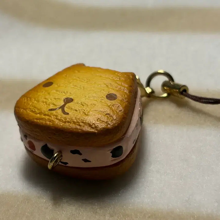 [BUNJANG] Capybara Strawberry Dessert Cookie Keyring / 고전 카피바라상 딸기 디저트 쿠키 키링