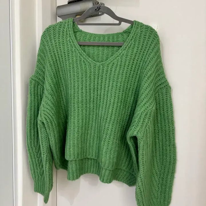 [BUNJANG] Green V-Neck Knit Sweater One Size / 그린 브이넥 니트 스웨터 프리사이즈 새상품)